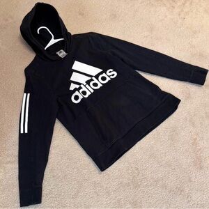 Black & white adidas hoodie 🖤
- Size: Men XL
- Fits like a men M